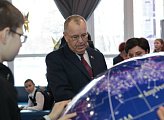 Председатель областной Думы Сергей Дубовой поздравил ребят из семей участников СВО с Днем космонавтики 