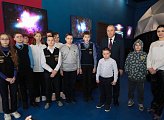 Председатель областной Думы Сергей Дубовой поздравил ребят из семей участников СВО с Днем космонавтики 