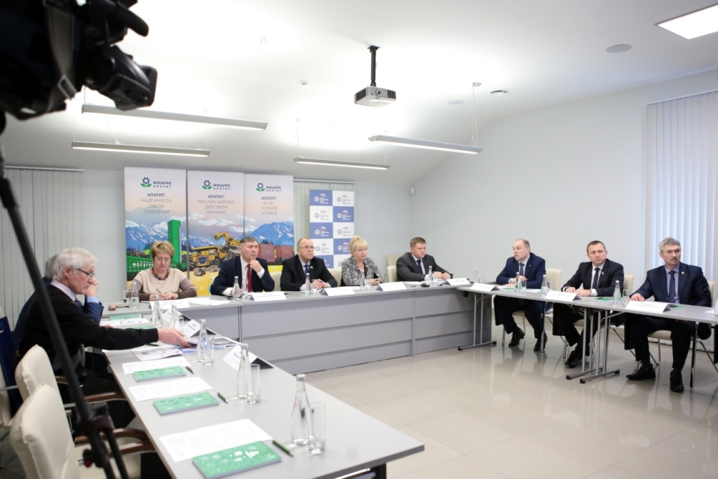 Выездное заседание депутатов в г.Апатиты (2019г).jpg