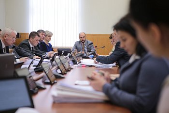 В областной Думе состоялось заседание комитета по экономической политике, энергетике и жилищно-коммунальному хозяйству под председательством Максима Белова