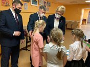 Владимир Мищенко наградил участников и победителей конкурса детских рисунков «Я есть, потому что есть Мы» в МБУДО "ДШИ г. Полярный"