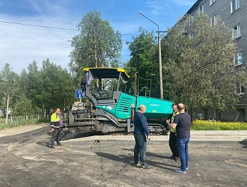 Александр Богович проверил ход выполнения работ по ремонту дорог Оленегорска.