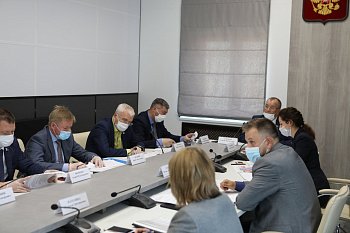 О подходах к распределению дотаций на поддержку мер по обеспечению сбалансированности местных бюджетов и субсидии на оплату труда шла речь на совещании в областной Думе