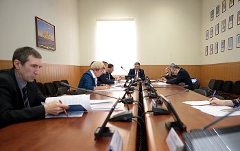   Состоялось очередное заседание комитета Думы по законодательству и государственному строительству под председательством Владимира Мищенко