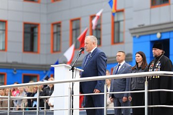 Председатель областной Думы Сергей Дубовой напутствовал выпускников «нахимовки»