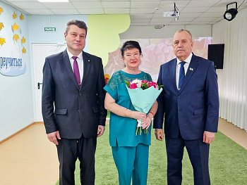 Сергей Дубовой поздравил коллектив детского сада Видяево