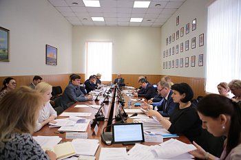 Состоялось заседание комитета областной Думы по экономической политике, энергетике и ЖКХ под председательством Максима Белова