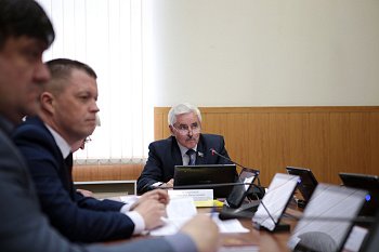 В региональном парламенте прошло заседание комитета по вопросам безопасности, ВПК, делам военнослужащих и ЗАТО под председательством Михаила Ильиных