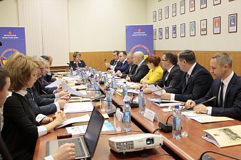 В Мурманской областной Думе состоялось заседание постоянного комитета по межпарламентскому сотрудничеству Парламентской Ассоциации Северо-Запада России под председательством Наталии Ведищевой