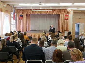 Уважаемые земляки, 11 сентября провел встречи с коллективом гимназии № 10 города Мурманска и жителями микрорайона по улице Зои Космодемьянской дома № 25