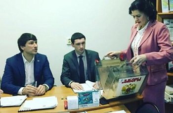Василий Омельчук поздравил Александра Самарина  с победой на выборах в Алакуртти и с избранием главой муниципального образования.