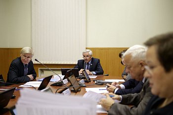 Состоялось заседание комитета Думы по вопросам безопасности, ВПК, делам военнослужащих и ЗАТО под председательством Михаила Ильиных