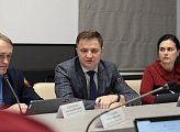 Парламентарии поддержали инициативу об увеличении единовременной выплаты врачам, приезжающим работать в малые города региона, до полутора миллиона рублей 