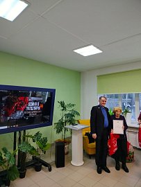 Депутат Мурманской областной Думы Александр Клементьев 6 февраля 2025 года вручил награды в Ковдоре