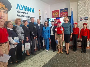 Анна Гришко посетила открытие мурала в школе № 279 города Гаджиево