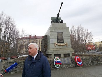 Сегодня депутат Мурманской областной Думы Михаил Белошеев принял участие в организации экскурсии для юных мурманчан по знаменательных местам города Мурманска