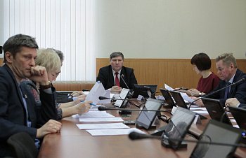 На заседании комитета областной Думы по законодательству и государственному строительству под председательством Владимира Мищенко депутаты поддержали инициативу об ужесточении наказания за нарушение правил движения через железнодорожные пути