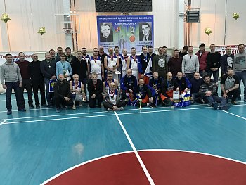 Максим Белов поздравил победителей 31-ого турнира по баскетболу среди ветеранов памяти братьев Александровых