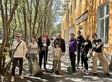 Роман Пономарев принял участие в субботнике во дворах домов 18 на проспекте Ленина и 5 на улице Полярной Дивизии в Мурманске