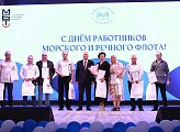 Работники Мурманского морского торгового порта принимают поздравления с профессиональным праздником