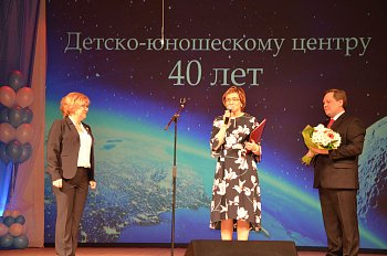 Председатель профильного комитета Думы Лариса Круглова поздравила коллектив Детско-юношеского центра Кольского района с 40-летием