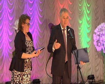  Василий Омельчук поздравил коллектив Полярнозоринского районного суда с 20-летием со дня создания.