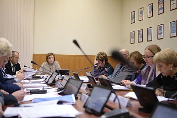  На комитете по образованию, науке, культуре, делам семьи, молодежи и спорту депутаты обсудили проект закона "Об областном бюджете на 2019 год и на плановый 2020 и 2021 годы" 