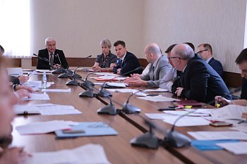 В областной Думе состоялось рабочее совещание комитета по транспорту, дорожному хозяйству и информатизации, которое провел Михаил Антропов 