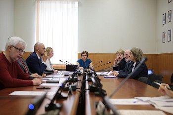 В областной Думе прошло заседание комитета по образованию, науке, культуре, делам семьи, молодежи и спорту под председательством Ларисы Кругловой