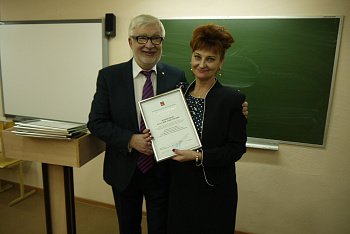 Виктор Сайгин наградил учителей школы №44