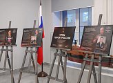 В Губернаторском лицее открылась фотовыставка "Отец Героя"