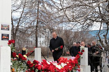 Региональные парламентарии почтили память погибших в авиакатастрофе в аэропорту Шереметьево