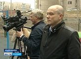 Роман Пономарев в составе специальной комиссии провел рейд в одном из мурманских дворов