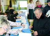 Председатель Мурманской областной Думы Сергей Дубовой проголосовал на выборах Президента Российской Федерации в Видяево  