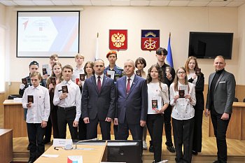 Юным мурманчанам торжественно вручили паспорта в областной Думе