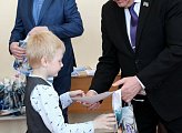 Председатель областной Думы Сергей Дубовой в Видяево наградил участников выставки, приуроченной ко Дню космонавтики