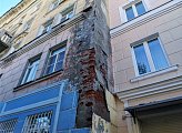 Роман Пономарев совместно с активистами ОНФ добивается ремонта обрушающегося фасада жилого дома в Мурманске, вдоль которого ежедневно ходят дети 