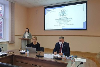 Первый заместитель Председателя областной Думы Владимир Мищенко приветствовал участников «круглого стола»  в Мурманском арктическом государственном университете