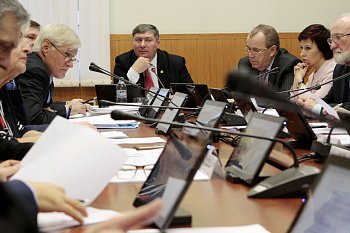 На очередном заседании комитета Думы по законодательству и государственному строительству под председательством Владимира Мищенко депутаты одобрили основные параметры проекта областного бюджета на будущий год