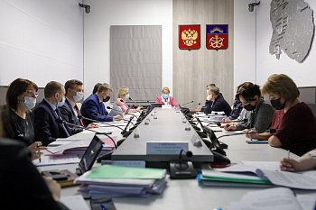 Комитет по здравоохранению поддержал инициативу об увеличении единовременной выплаты врачам, приезжающим работать в Мурманскую область, до миллиона рублей 