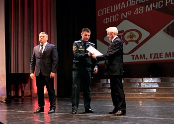 Михаил Ильиных поздравил сотрудников Специального управления  ФПС № 48 МЧС России с 50-летием организации