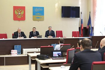 Первый заместитель Председателя областной Думы Владимир Мищенко приветствовал участников квеста "Сила права"