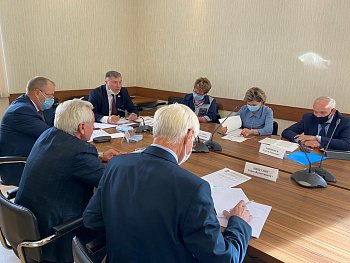 Координатор партийного проекта "Локомотивы роста" Владимир Мищенко провел совещание по вопросу заработной платы работников бюджетных организаций социальной сферы  