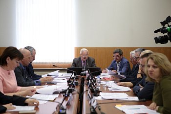 В региональном парламенте прошло заседание комитета по природопользованию, экологии, рыбохозяйственному и агропромышленному комплексу под председательством Валерия Пантелеева