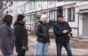 Председатель областной Думы Сергей Дубовой ознакомился с ходом капитального ремонта жилфонда в ЗАТО Видяево 
