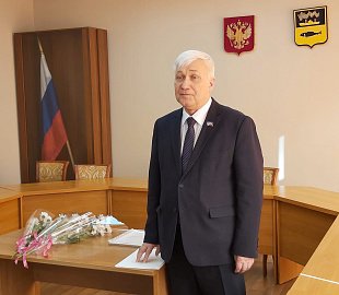 Уважаемые земляки, по сложившейся традиции, в канун праздников, вручил сотрудникам управления Первомайского административного округа награды Мурманской областной Думы