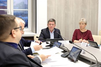 Состоялось заседание комитета областной Думы по экономической политике, энергетике и ЖКХ, которое вел заместитель председателя комитета Игорь Найденов