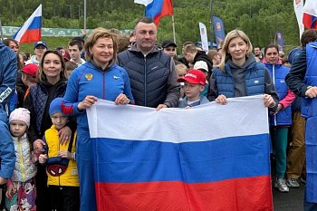 В Долине Уюта в День России состоялся спортивный забег с флагами