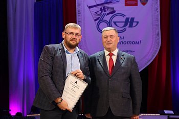 Первый заместитель Председателя областной Думы Владимир Мищенко поздравил коллектив "Нерпы" с юбилеем предприятия