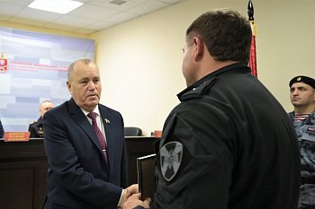 Сергей Дубовой вручил Благодарственные письма областной Думы сотрудникам Росгвардии